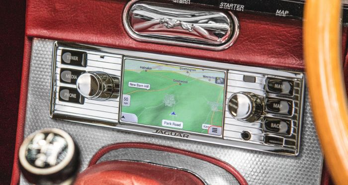 BD11020 - North American Jaguar Classic Infotainment System in chrome