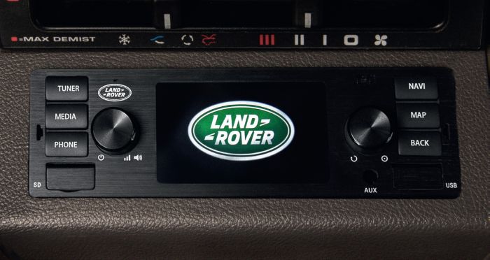 LR117490 - North American Land Rover Classic Infotainment System in Black